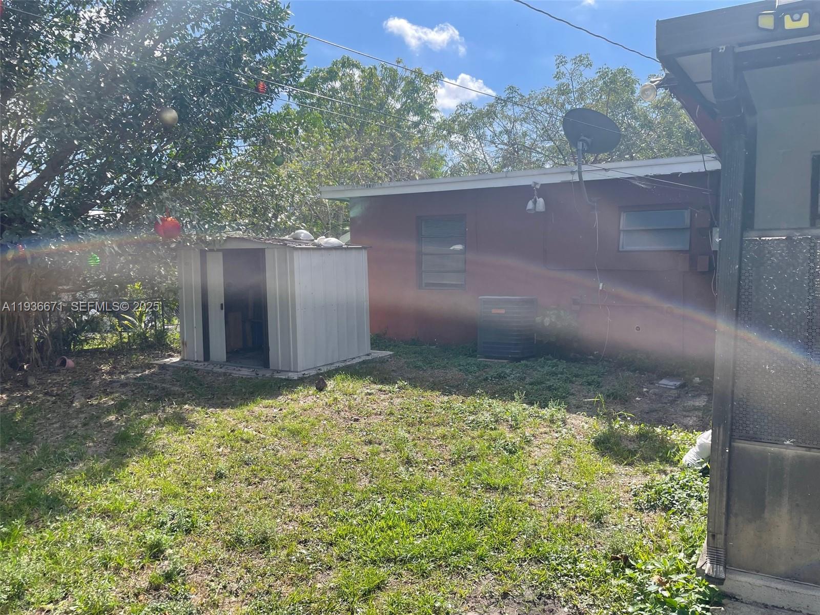 115 Virginia Road, Unit 115 Hollywood, FL 33023 - Photo 9 of 12 a backyard of a house