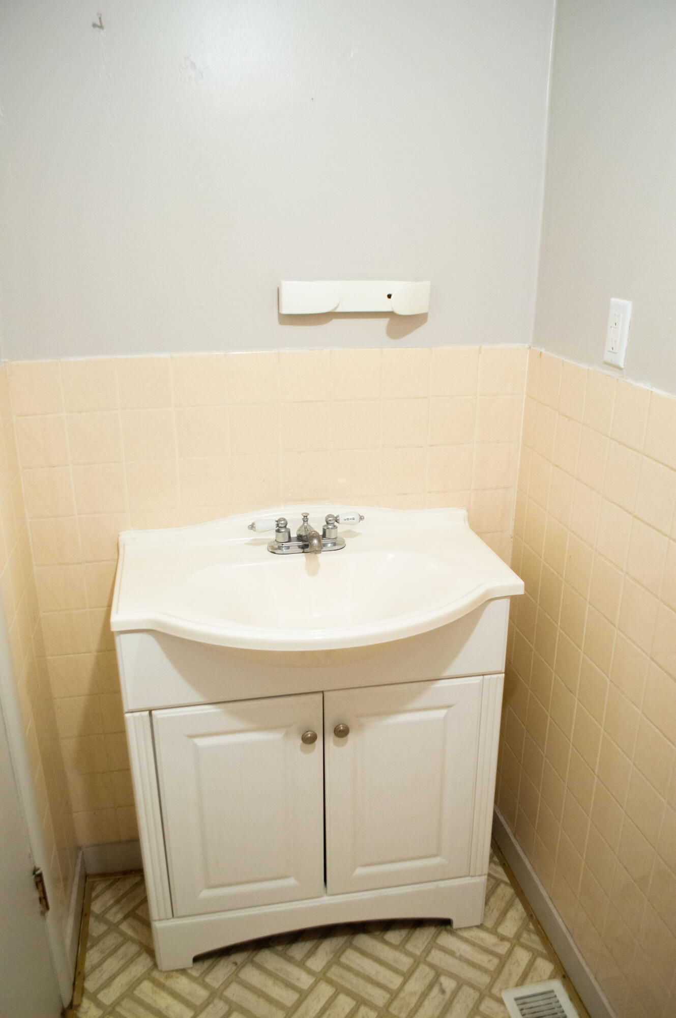 1740 Russell Road Muskegon, MI 49445 - Photo 16 of 24 Bathroom