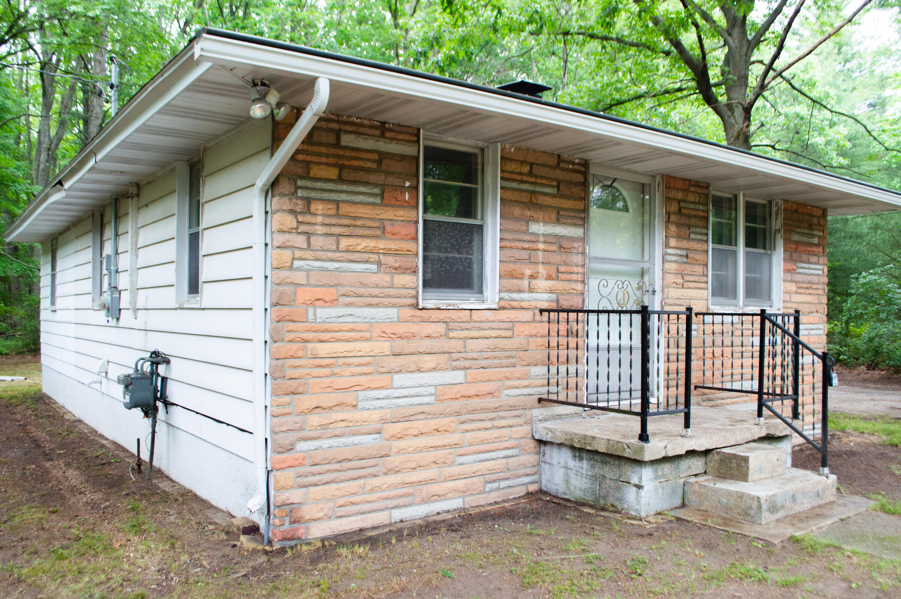 1740 Russell Road Muskegon, MI 49445 - Photo 2 of 24 Exterior - Front