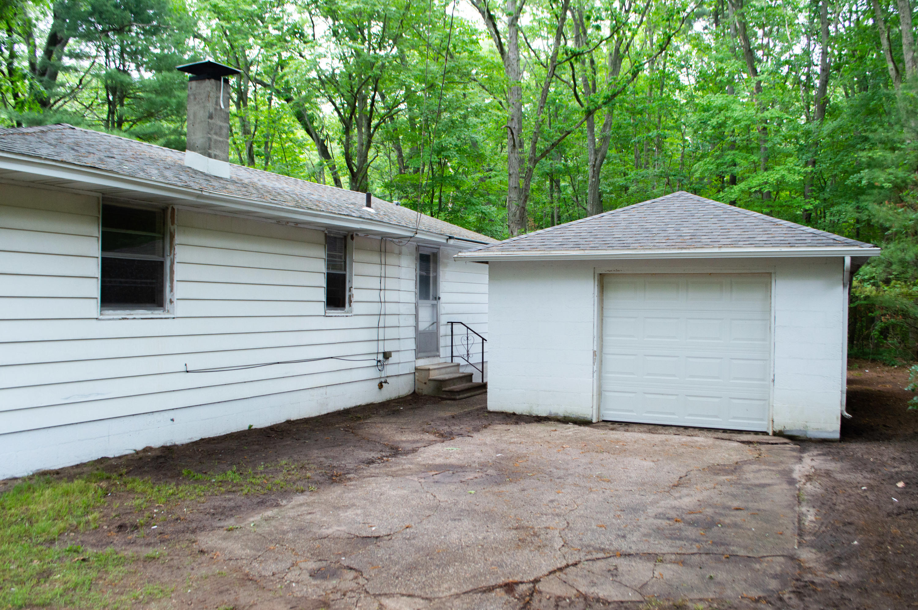 1740 Russell Road Muskegon, MI 49445 - Photo 3 of 24 Exterior - Garage