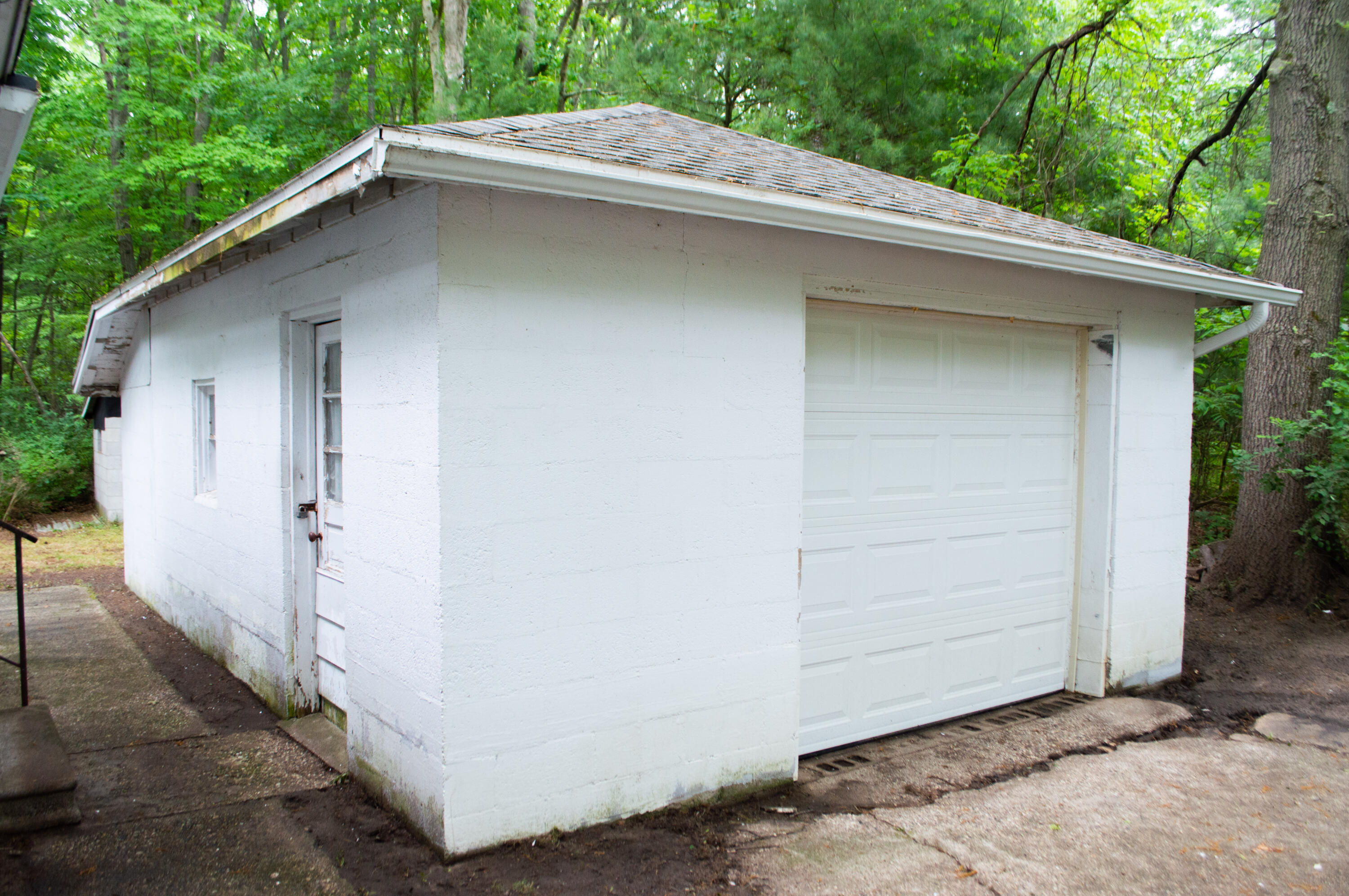 1740 Russell Road Muskegon, MI 49445 - Photo 4 of 24 Exterior - Garage