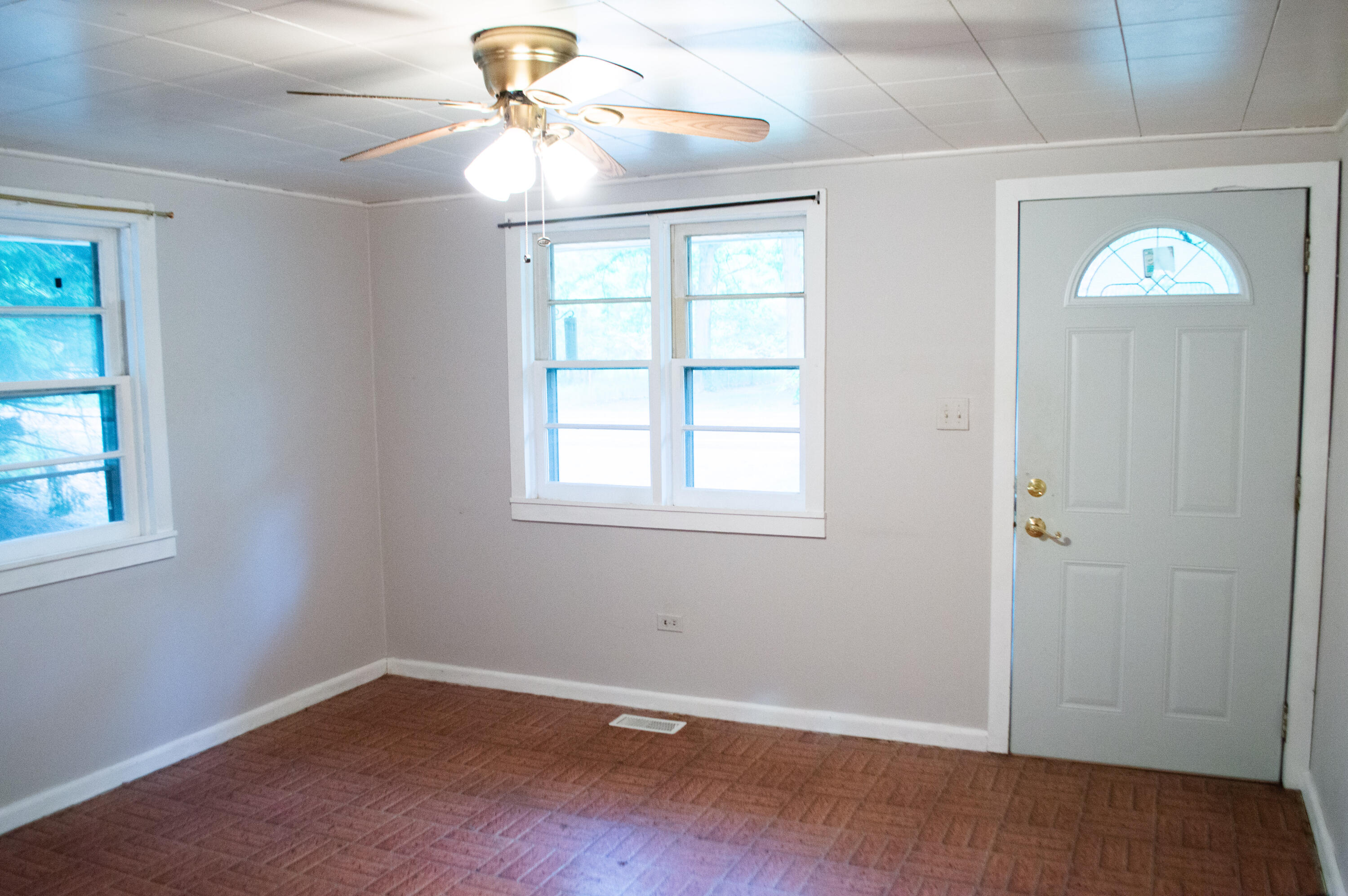 1740 Russell Road Muskegon, MI 49445 - Photo 6 of 24 Living Room