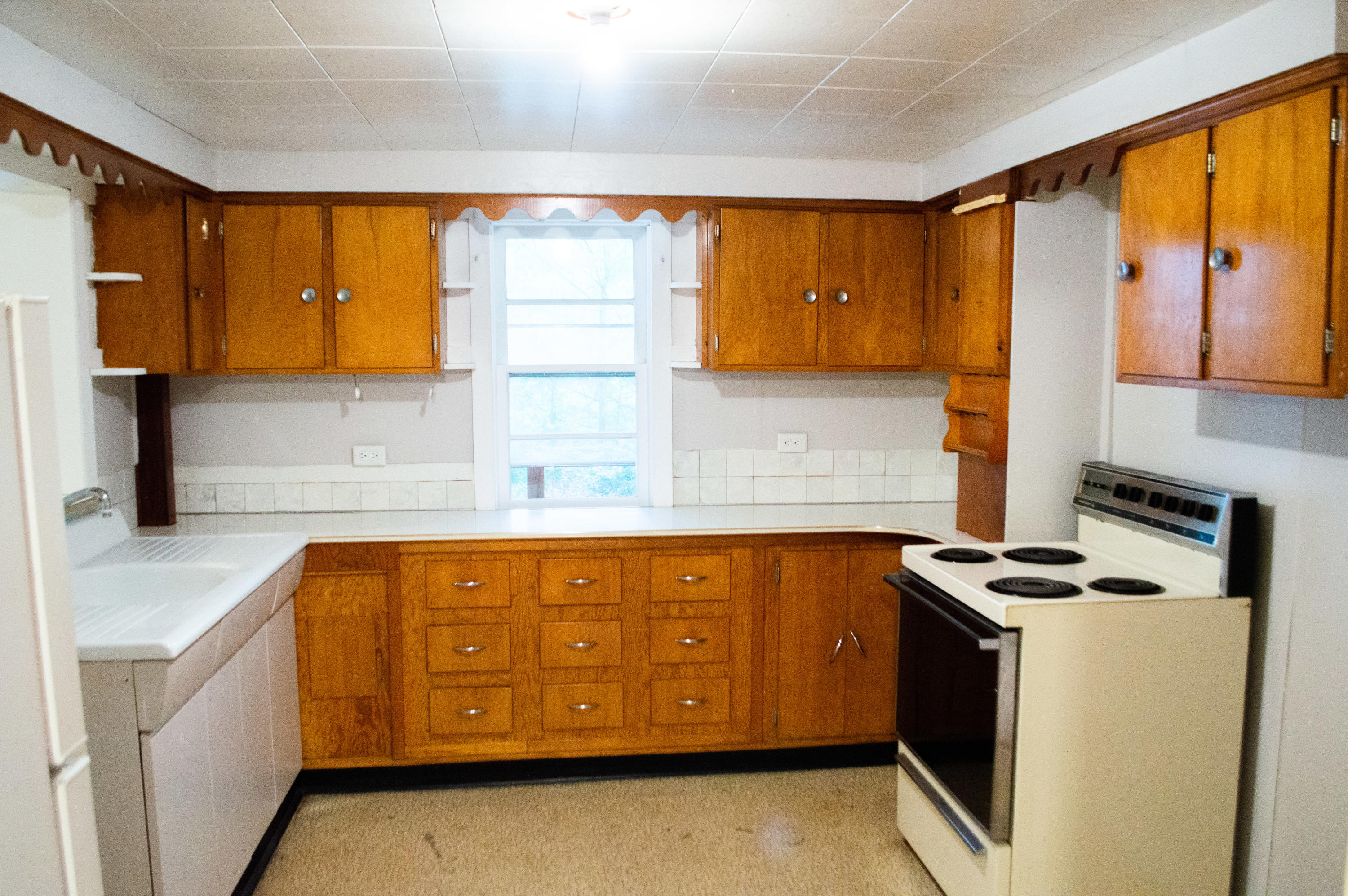 1740 Russell Road Muskegon, MI 49445 - Photo 9 of 24 Kitchen
