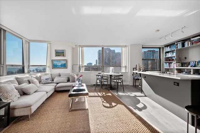 $2,200 | 5701 North Sheridan Road, Unit 9U, Chicago, IL 60660