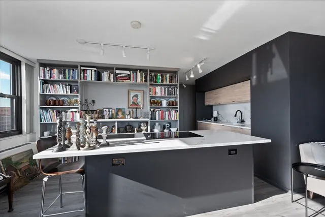 $2,200 | 5701 North Sheridan Road, Unit 9U, Chicago, IL 60660