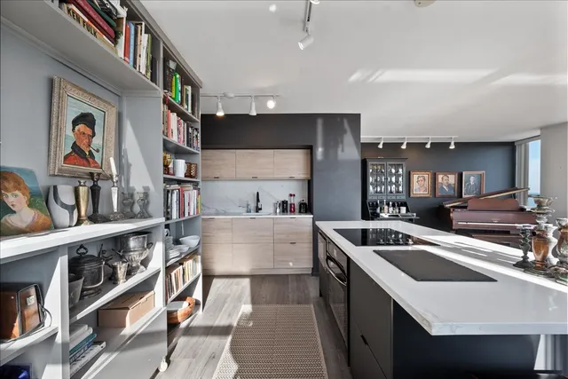 $2,200 | 5701 North Sheridan Road, Unit 9U, Chicago, IL 60660