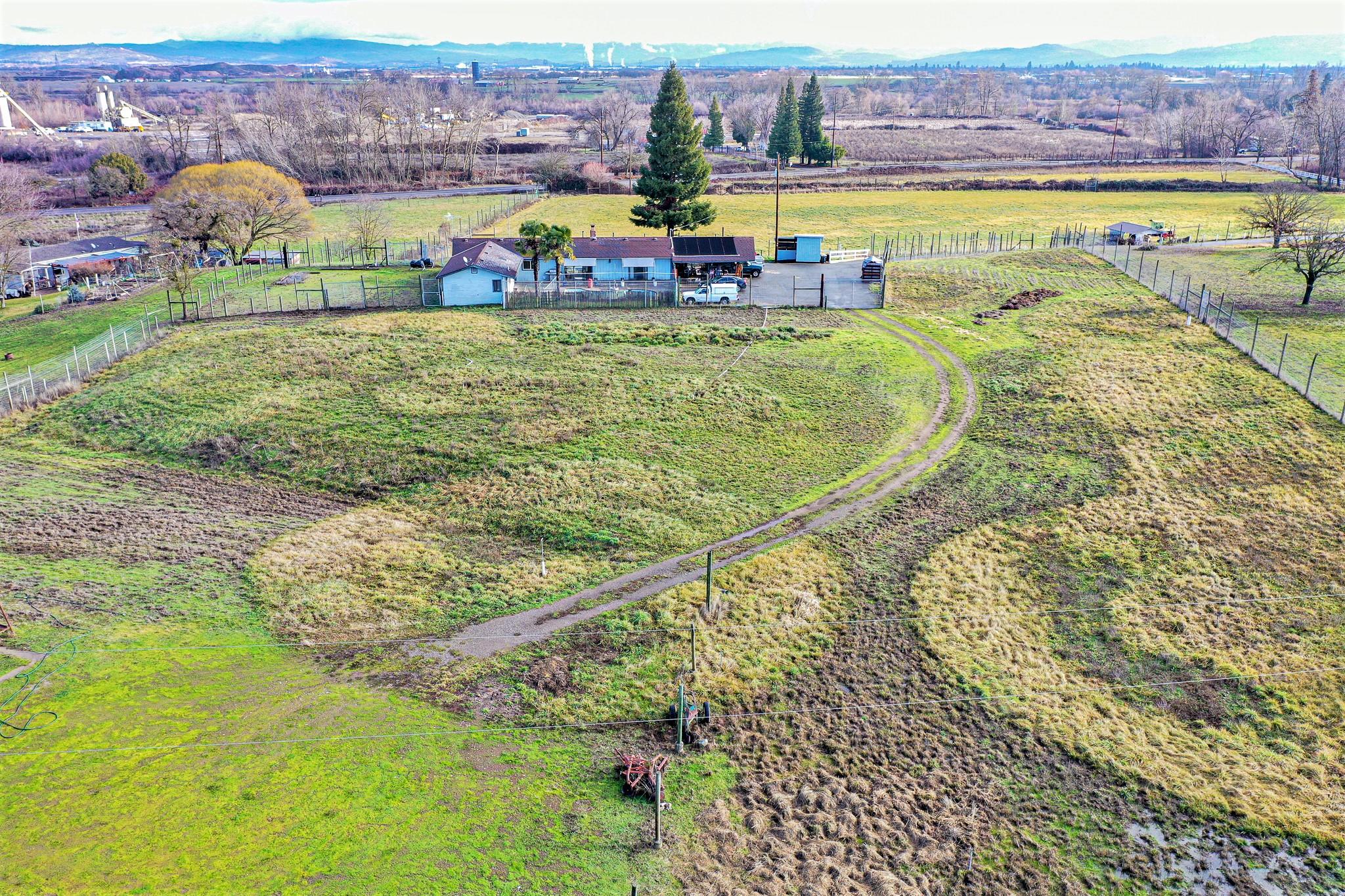 6577 Blackwell Road Central Point, OR 97502 - Photo 25 of 27 a view of a swimming pool with a yard