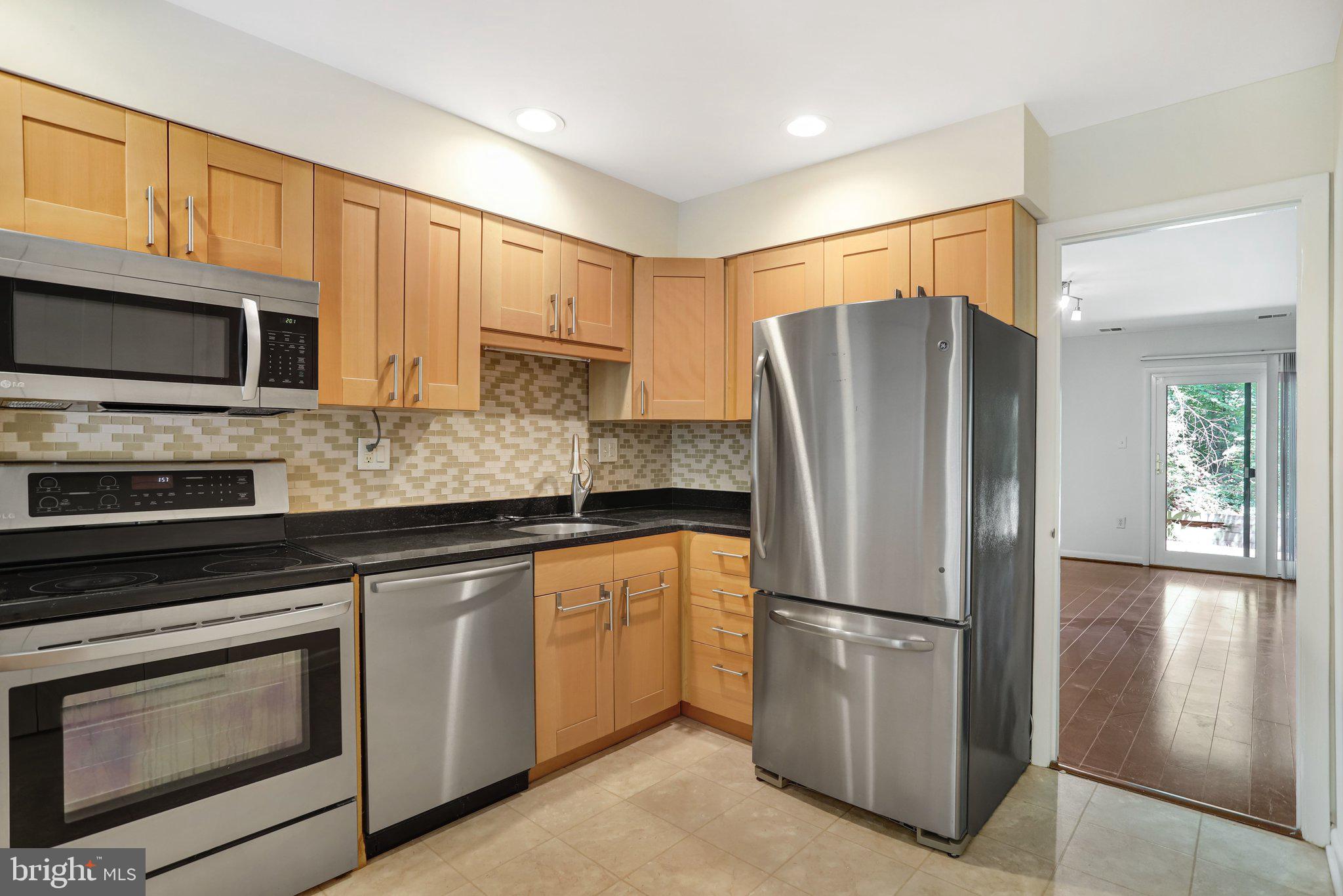 1944 Winterport Cluster Reston, VA 20191 - Photo 5 of 43 Kitchen with Maple Cabinets