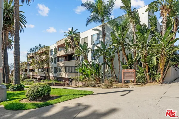 $2,400 | 1745 Camino Palmero Street, Unit 420, Los Angeles, CA 90046