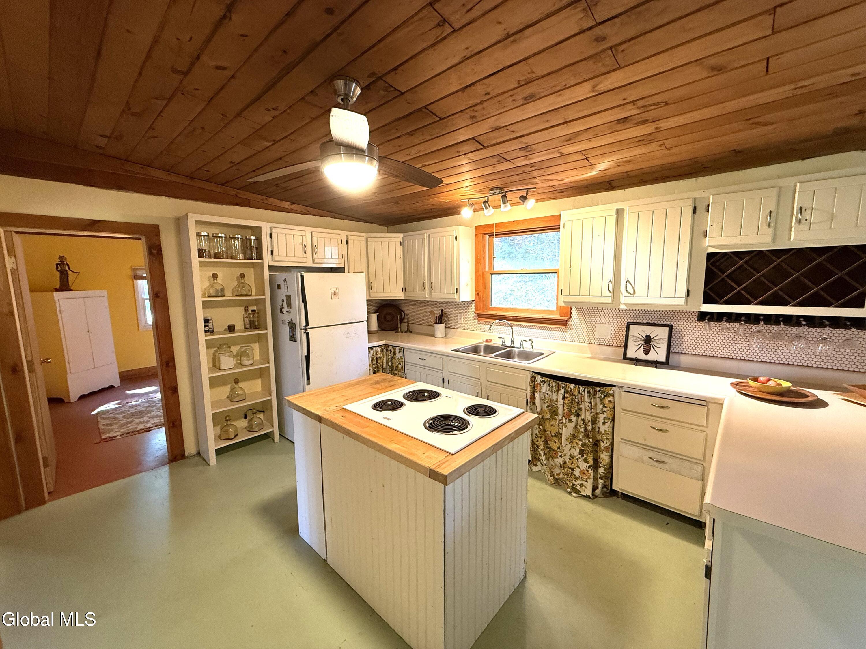 40 Seneca Road Sand Lake, NY 12196 - Photo 12 of 44 11