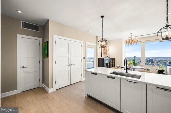 $750,000 | 50 South 16th Street, Unit 5203, Philadelphia, PA 19103