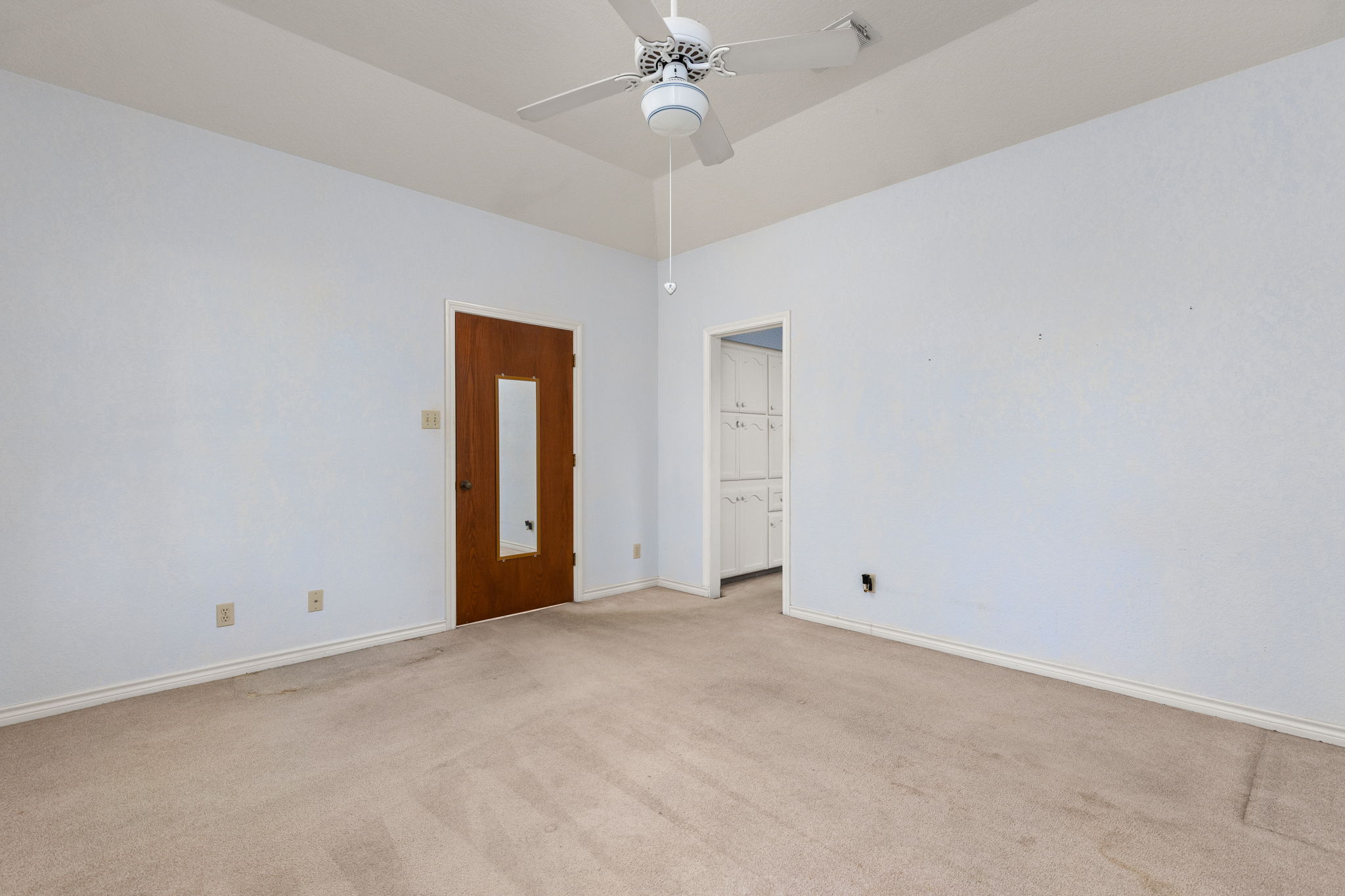 134 Canyon Road Georgetown, TX 78628 - Photo 16 of 40 High ceilings and neutral carpeting define this versatile secondary bedroom space.