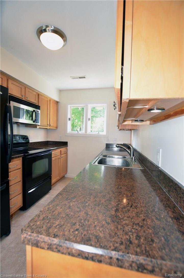 9389 Old Lee Road Brighton, MI 48116 - Photo 8 of 29 Kitchen4.jpg