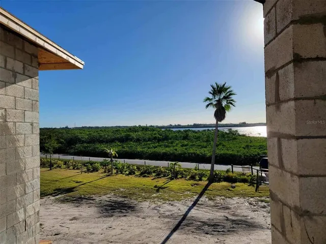 a view of a backyard