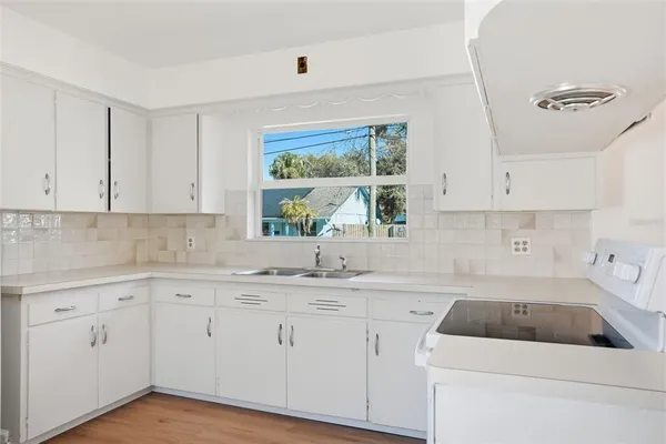 $2,700 | 2812 North Munro Street, Tampa, FL 33602