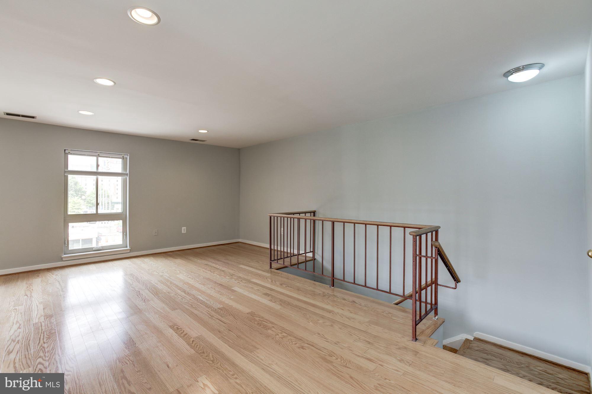 425 South Sharp Street, Unit R15 Baltimore, MD 21201 - Photo 6 of 40 HUGE Living Area!