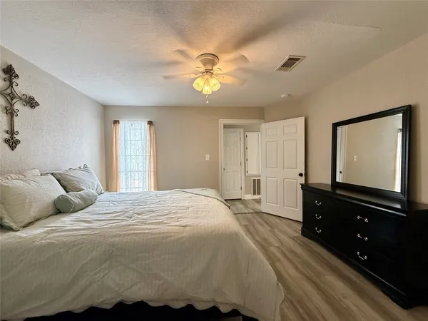 $1,400 | 4335 Crow Road, Beaumont, TX 77706