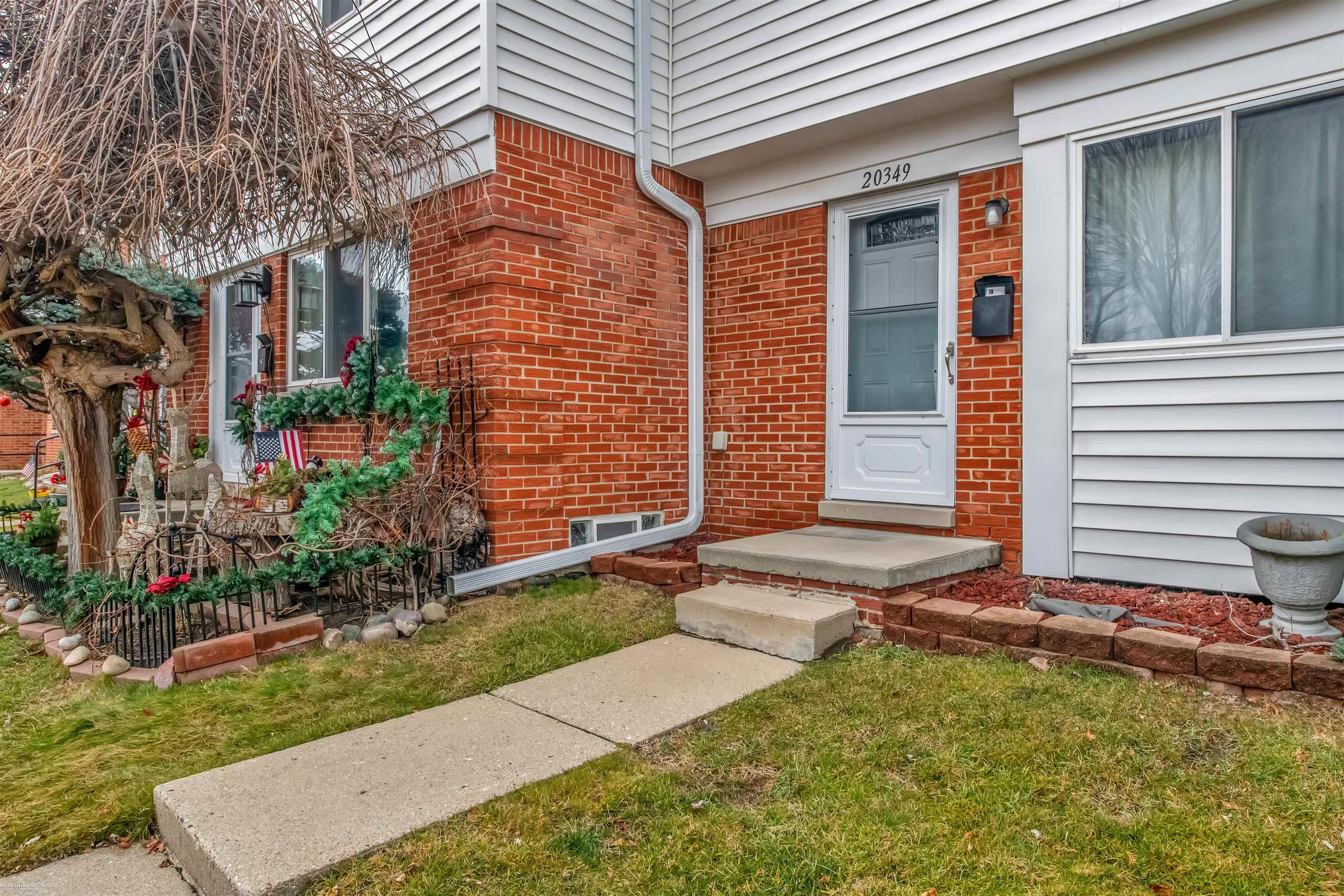 20349 15 Mile Road Clinton Township, MI 48035 - Photo 4 of 26 50098908-3.JPG