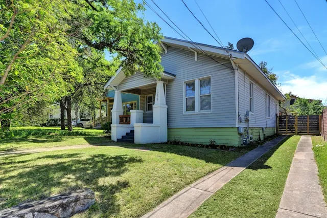 a view of a house with backyard and sitting area