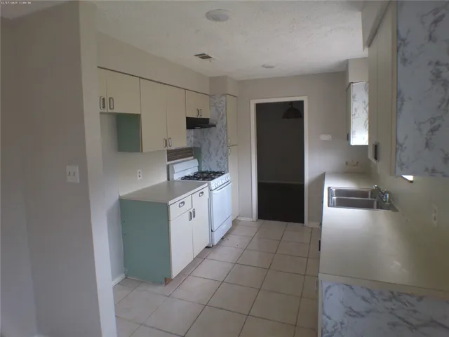 $1,800 | 7322 West Fuqua Street, Houston, TX 77489