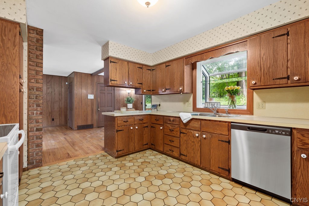 316 Broadview Drive Syracuse, NY 13215 - Photo 15 of 50 Large open kitchen with much counter space and cup