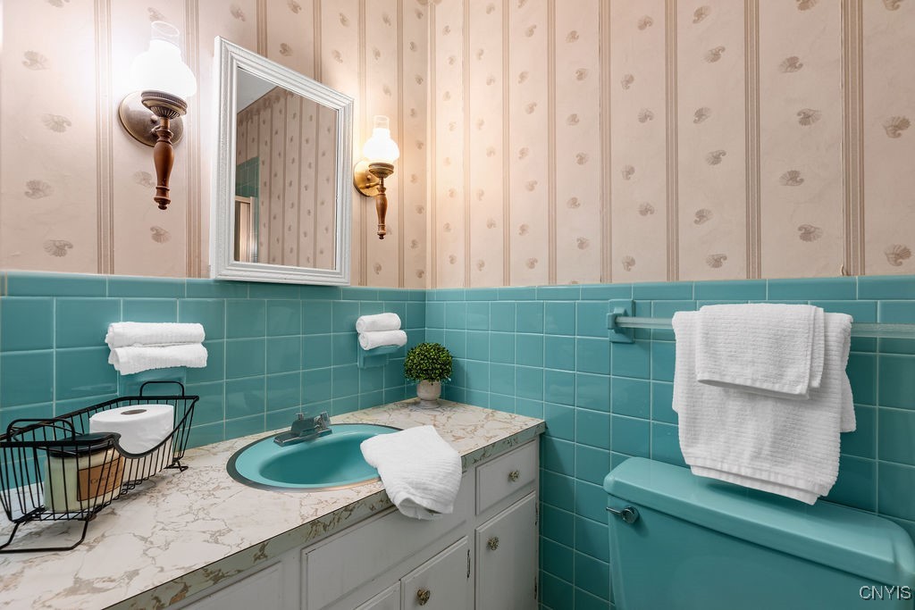 316 Broadview Drive Syracuse, NY 13215 - Photo 36 of 50 Primary has a stand up shower