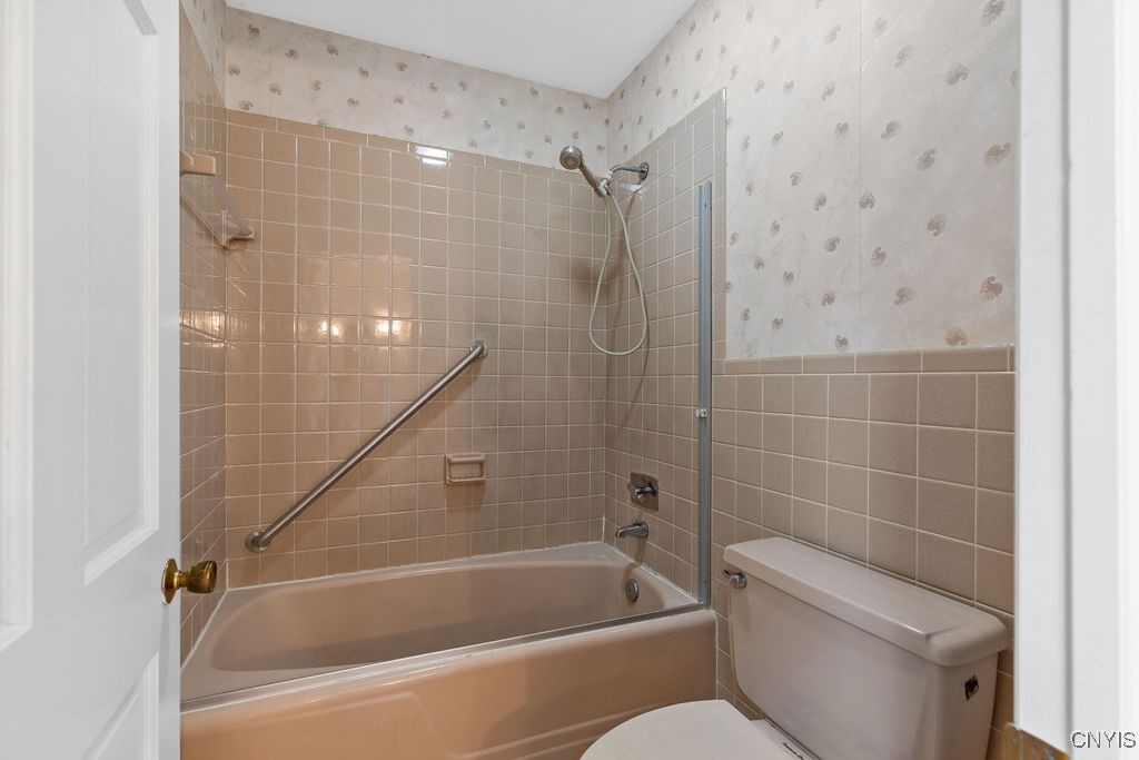 316 Broadview Drive Syracuse, NY 13215 - Photo 40 of 50 Hallway bathroom