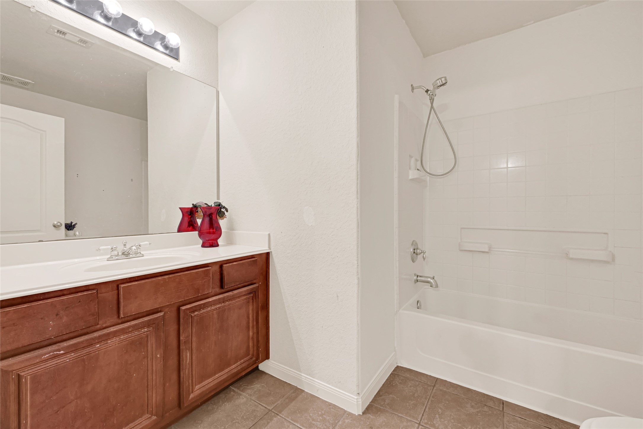 9429 Lambright Road Houston, TX 77075 - Photo 22 of 29 Full bathroom upstairs.