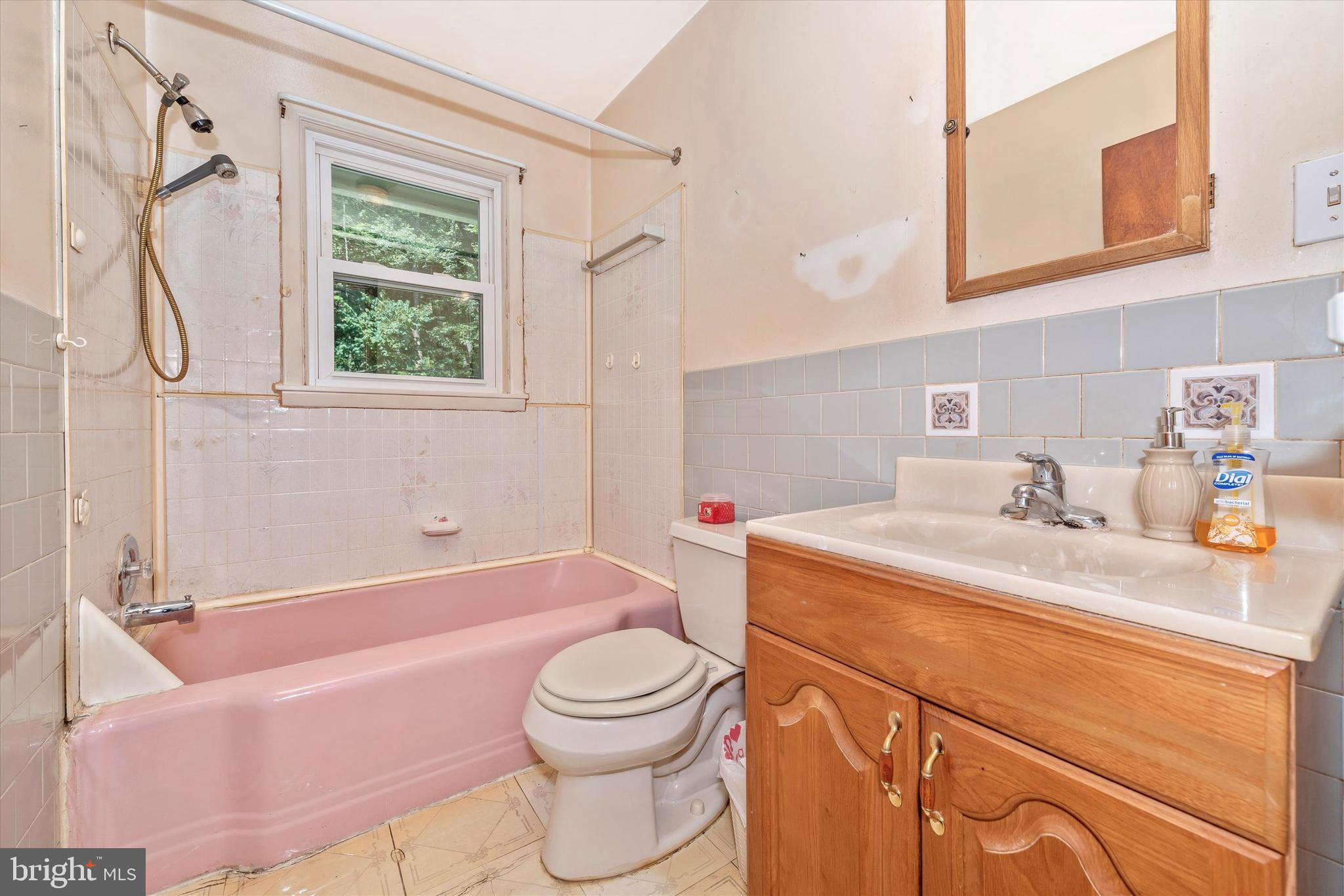 7020 Edgemont Road Frederick, MD 21702 - Photo 22 of 59 Main level full bathroom