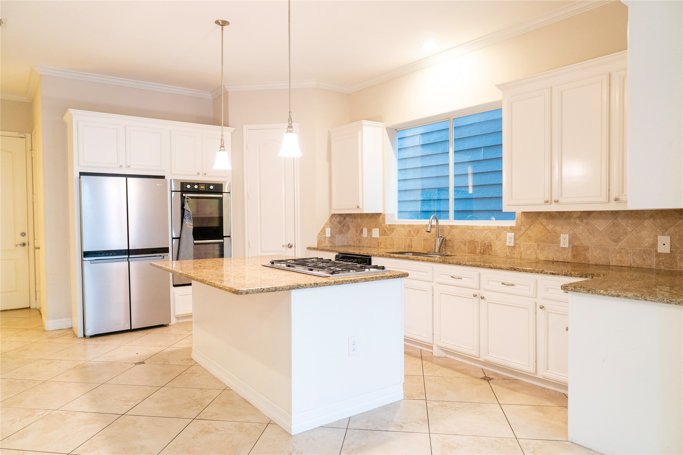 1419 Colorado Street Houston, TX 77007 - Photo 13 of 42 Kitchen with Large island