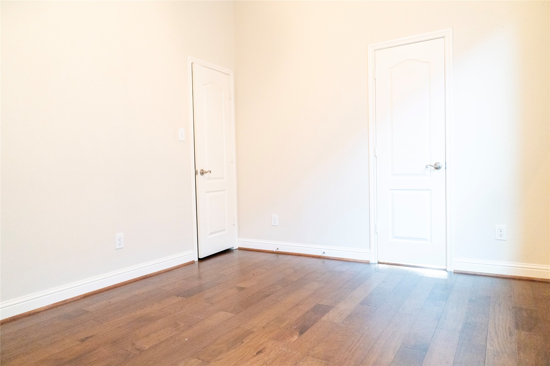 1419 Colorado Street Houston, TX 77007 - Photo 29 of 42 Bedroom 3 is connected to the Jack and Jill bathroom.