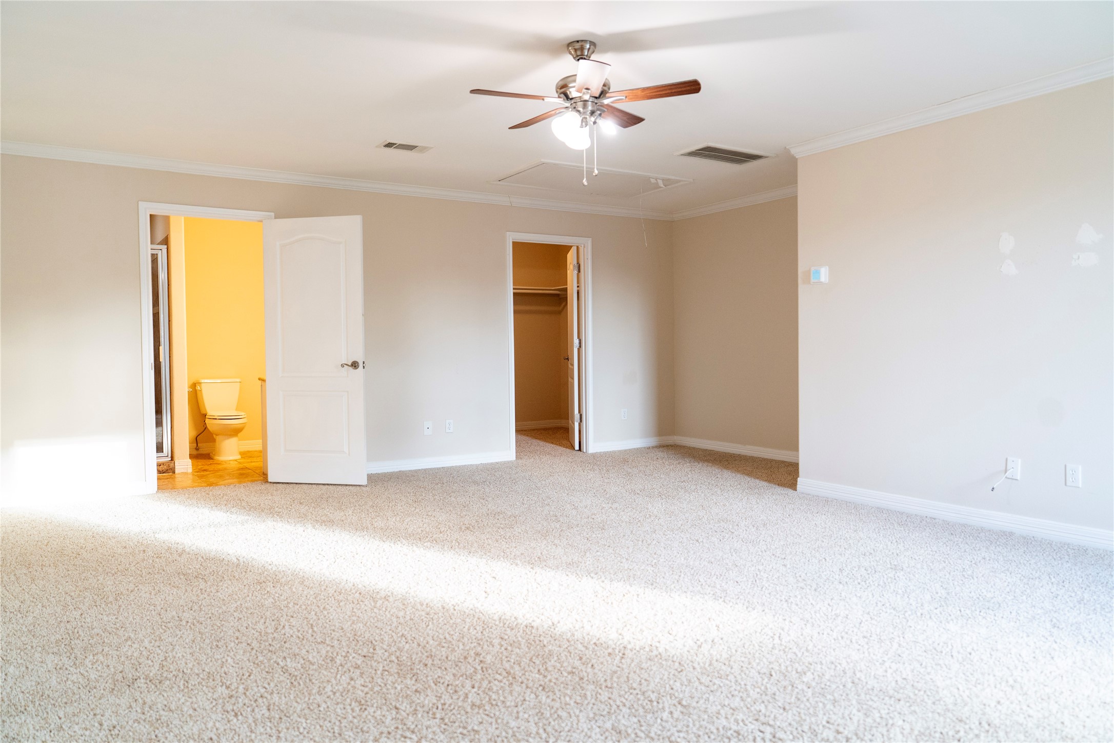 1419 Colorado Street Houston, TX 77007 - Photo 38 of 42 3rd floor flex space bedroom or game room has a large closet and private bathroom with a shower.