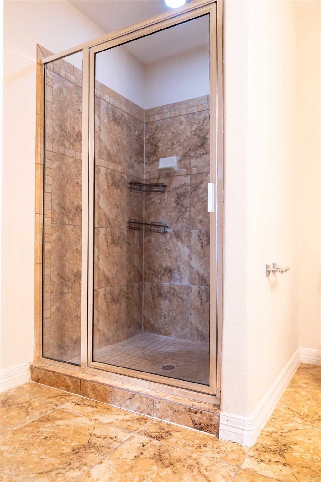 1419 Colorado Street Houston, TX 77007 - Photo 39 of 42 3rd floor flex space bedroom or game room has a large closet and private bathroom with a shower.