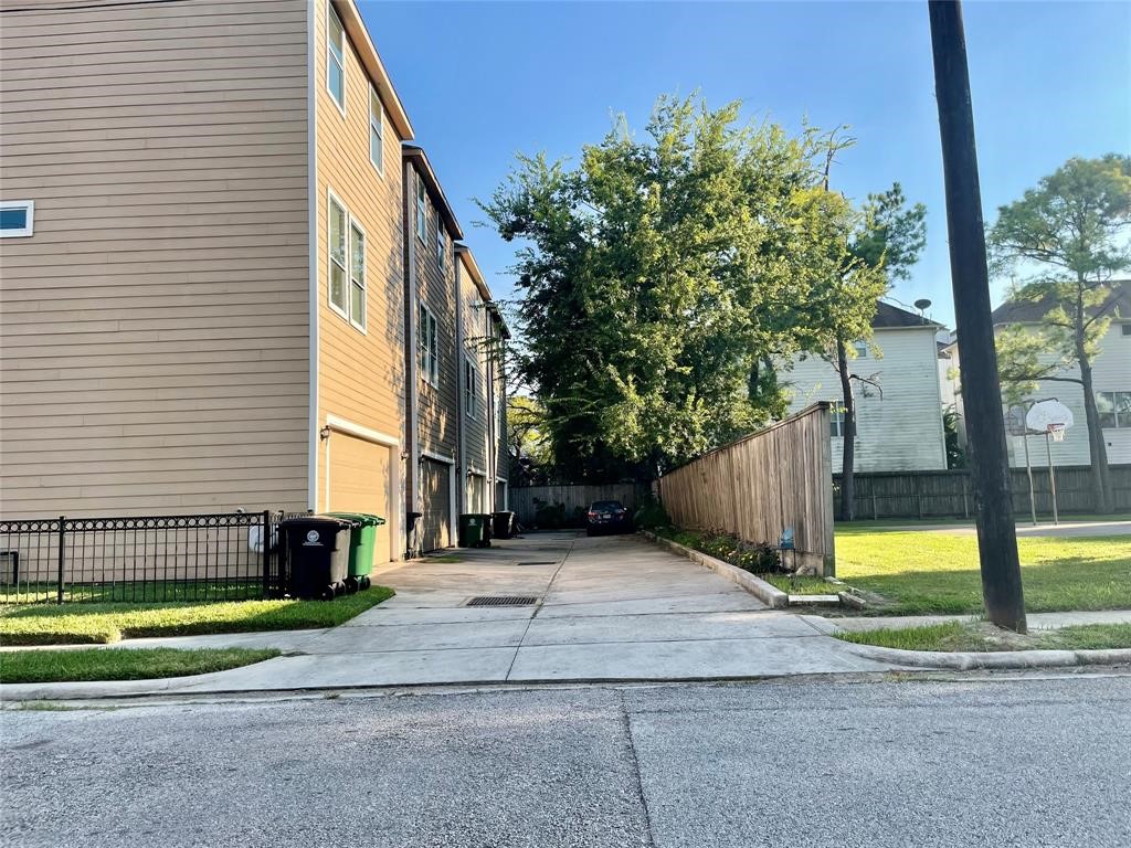 1419 Colorado Street Houston, TX 77007 - Photo 42 of 42 Garage access area