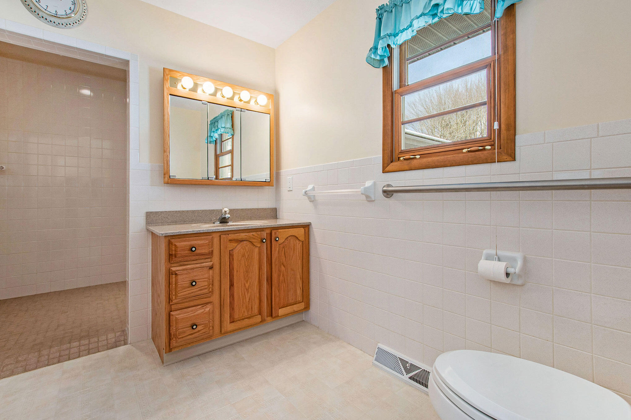 218 South Fruitport Road Spring Lake, MI 49456 - Photo 8 of 31 Full Bath 2