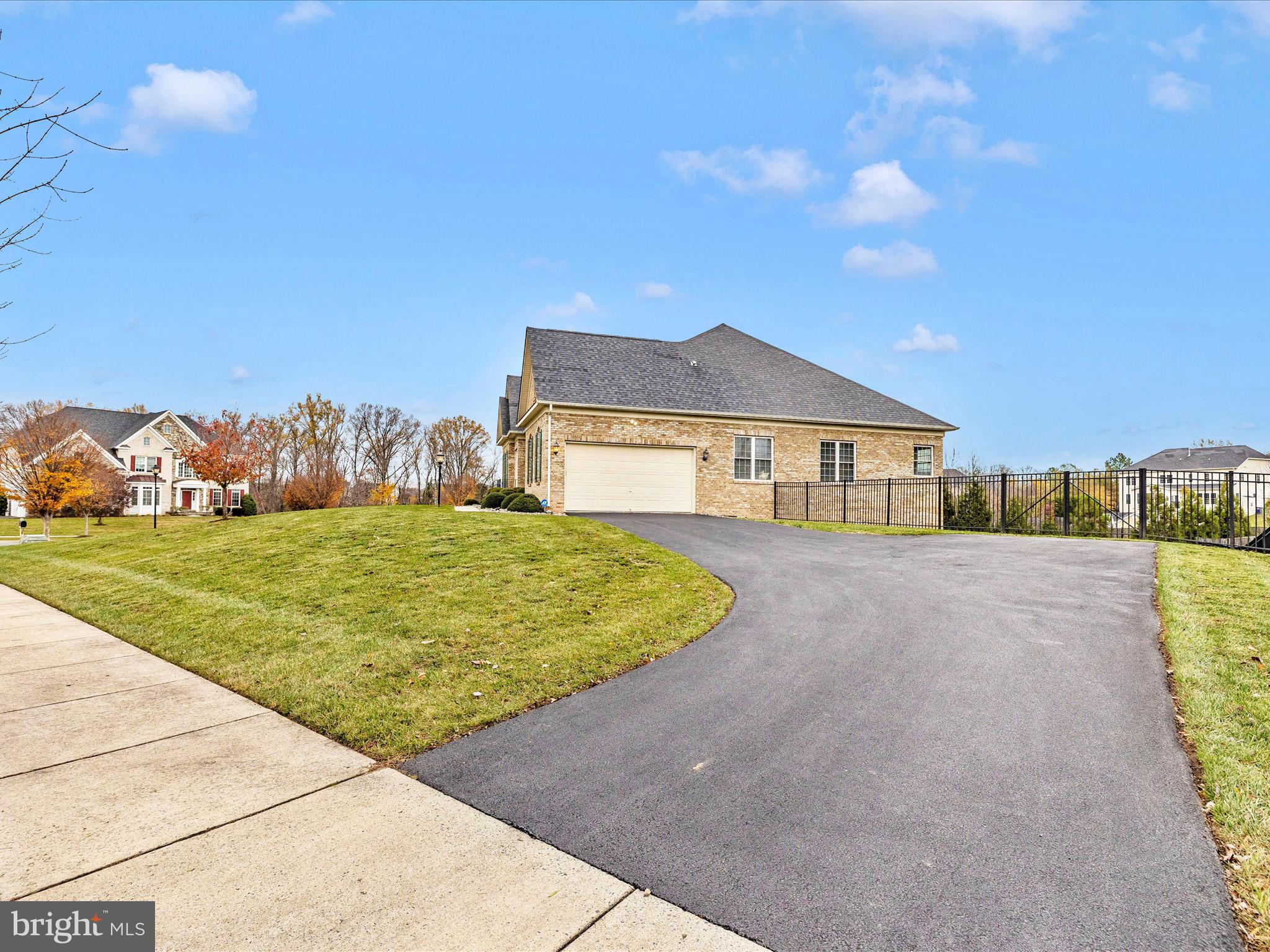 20209 Bupp Road Poolesville, MD 20837 - Photo 54 of 78 Sideload Garage with loads of parking