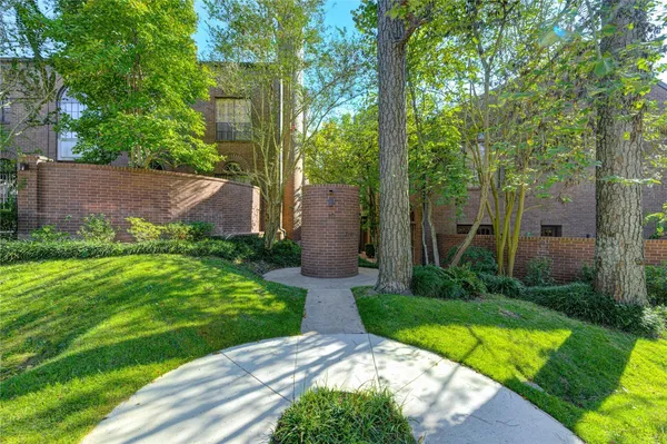 $2,600 | 19 Crest Wood Drive, Unit 8, Houston, TX 77007