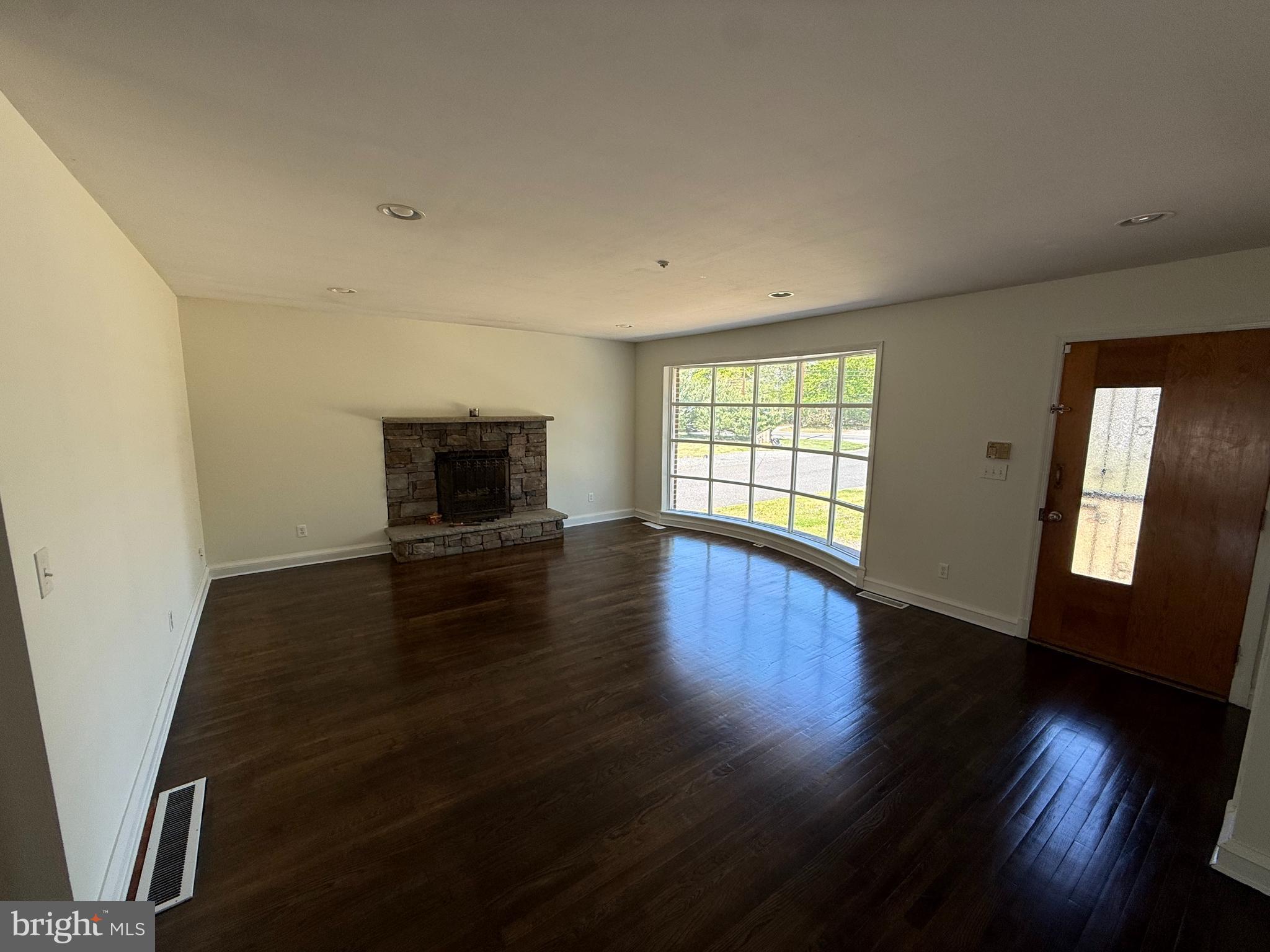 1165 North Tuckahoe Road Williamstown, NJ 08094 - Photo 2 of 5 Living area