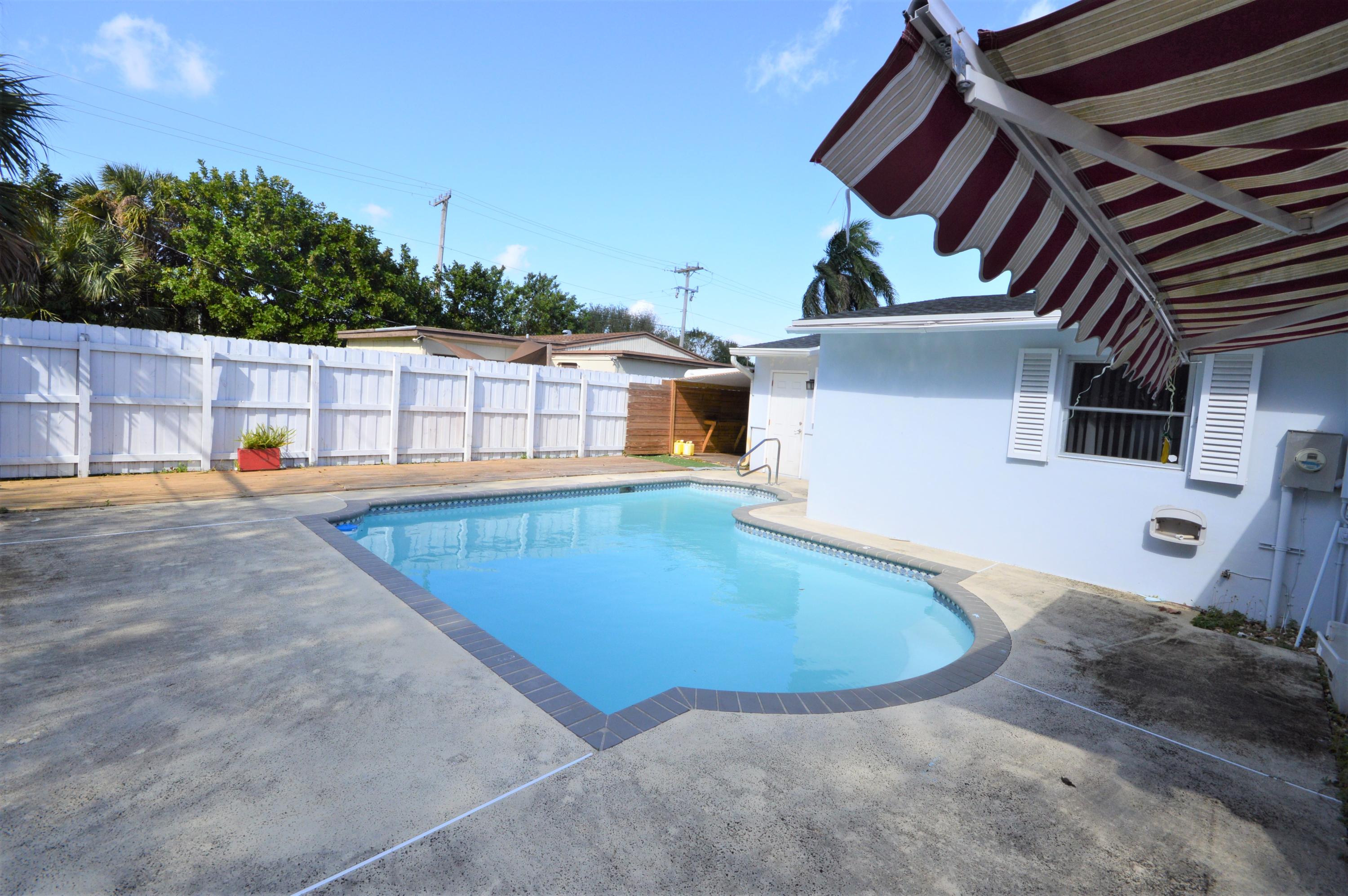 4092 Rochester Street Palm Beach Gardens, FL 33410 - Photo 5 of 28 a view of a swimming pool with an outdoor seating