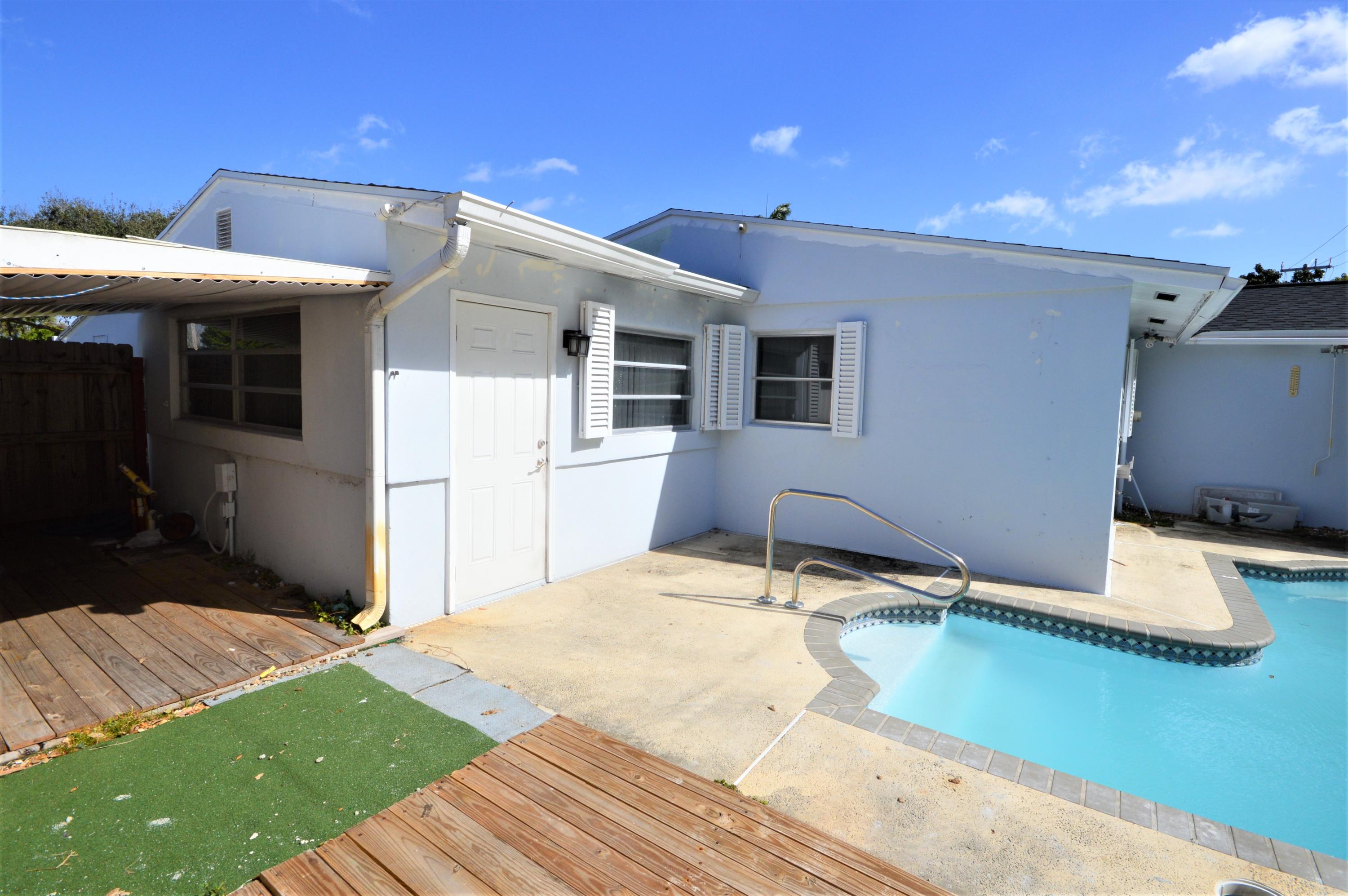 4092 Rochester Street Palm Beach Gardens, FL 33410 - Photo 7 of 28 a patio with a table and chairs