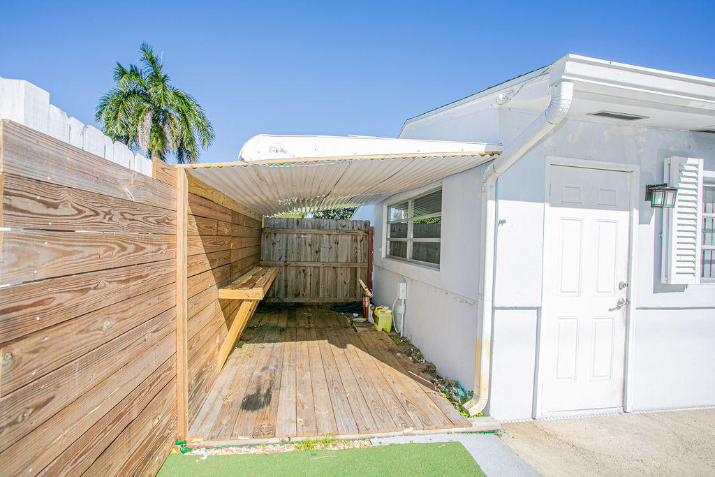 4092 Rochester Street Palm Beach Gardens, FL 33410 - Photo 8 of 28 a view of a backyard of a house