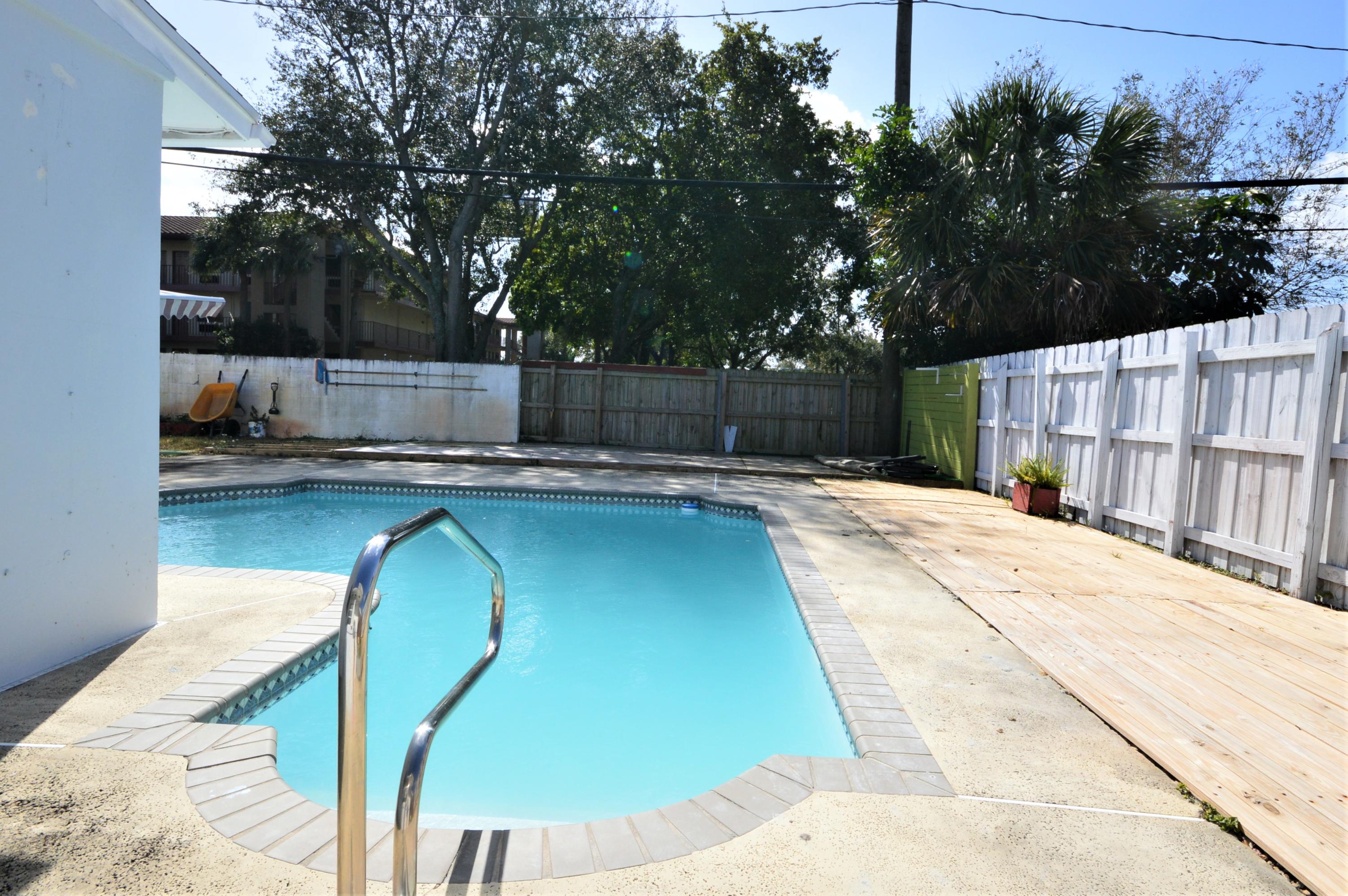 4092 Rochester Street Palm Beach Gardens, FL 33410 - Photo 9 of 28 a swimming pool with wooden fence