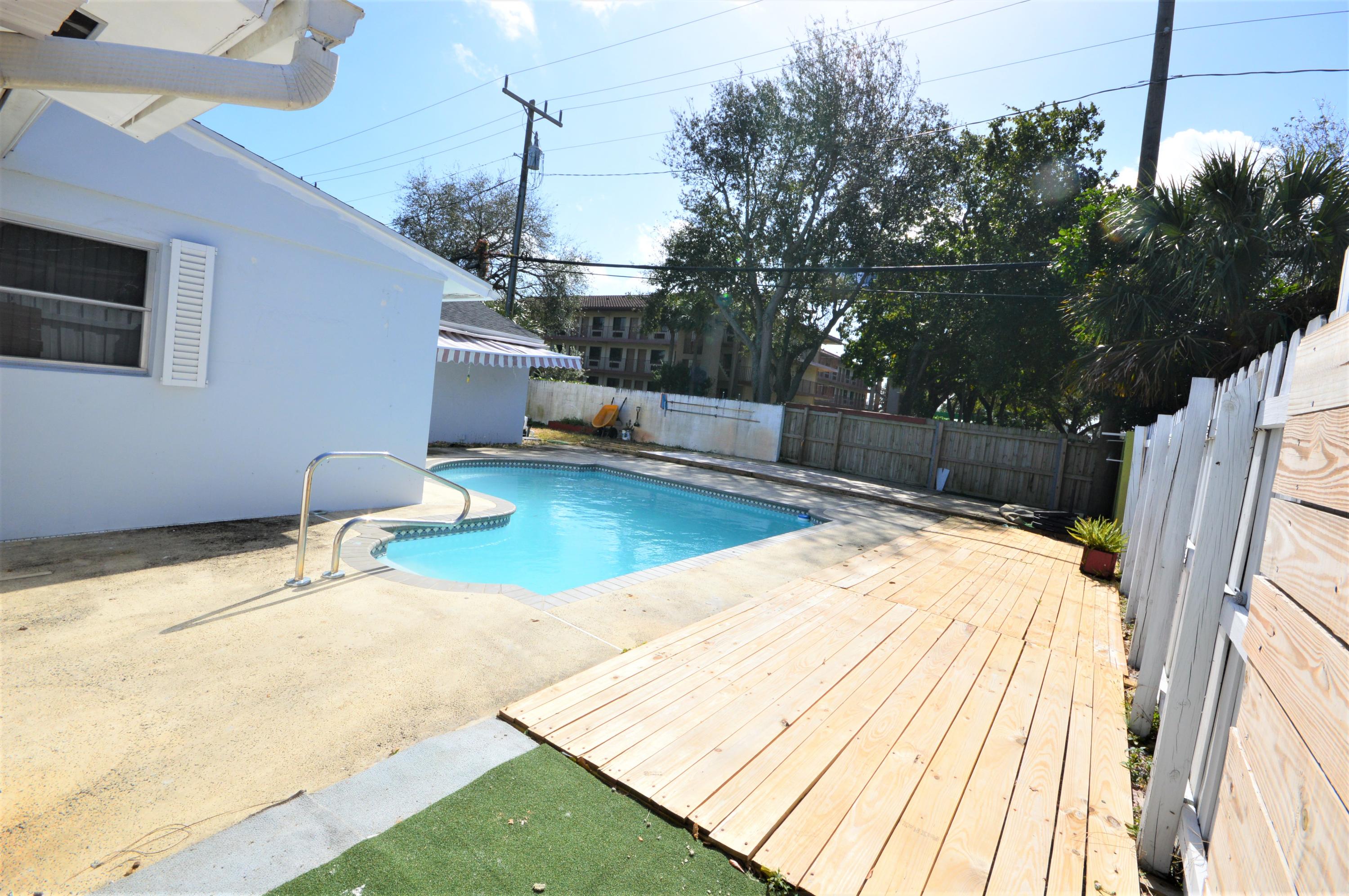 4092 Rochester Street Palm Beach Gardens, FL 33410 - Photo 10 of 28 a backyard of a house with table and chairs