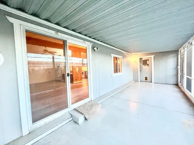 a view of empty room with window