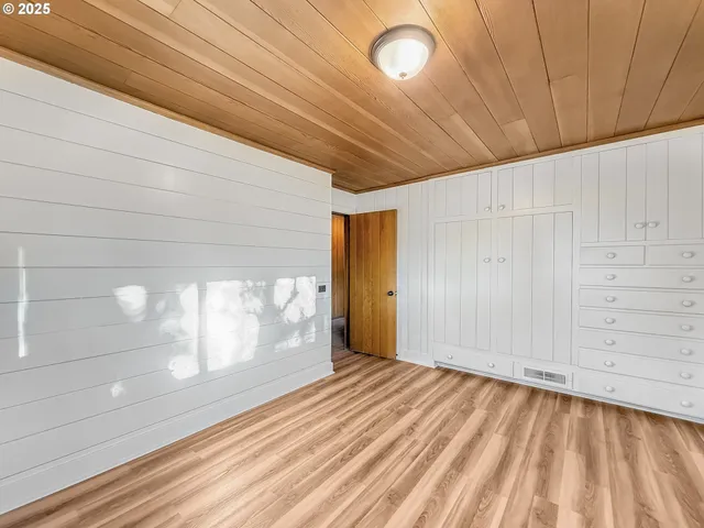 a view of empty room with window