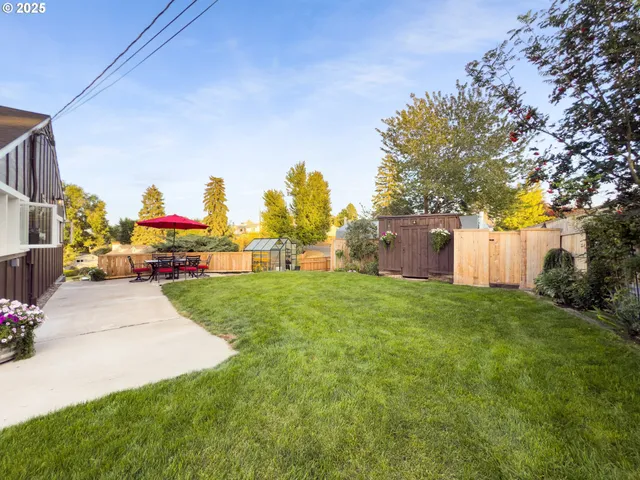 a view of a backyard