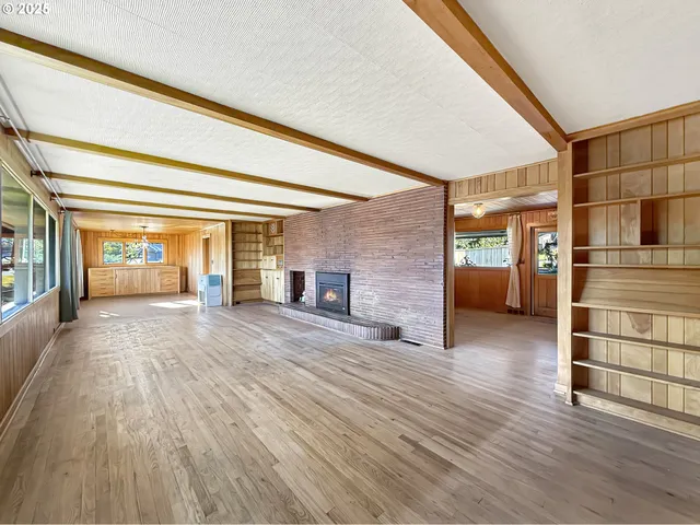 a view of livingroom with hardwood