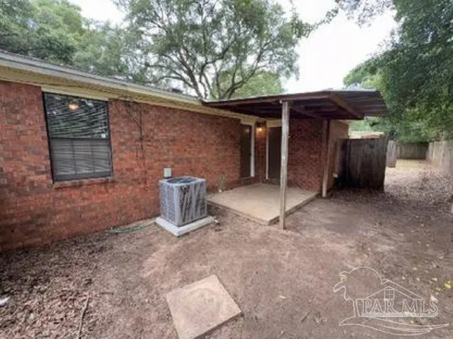 a view of a backyard