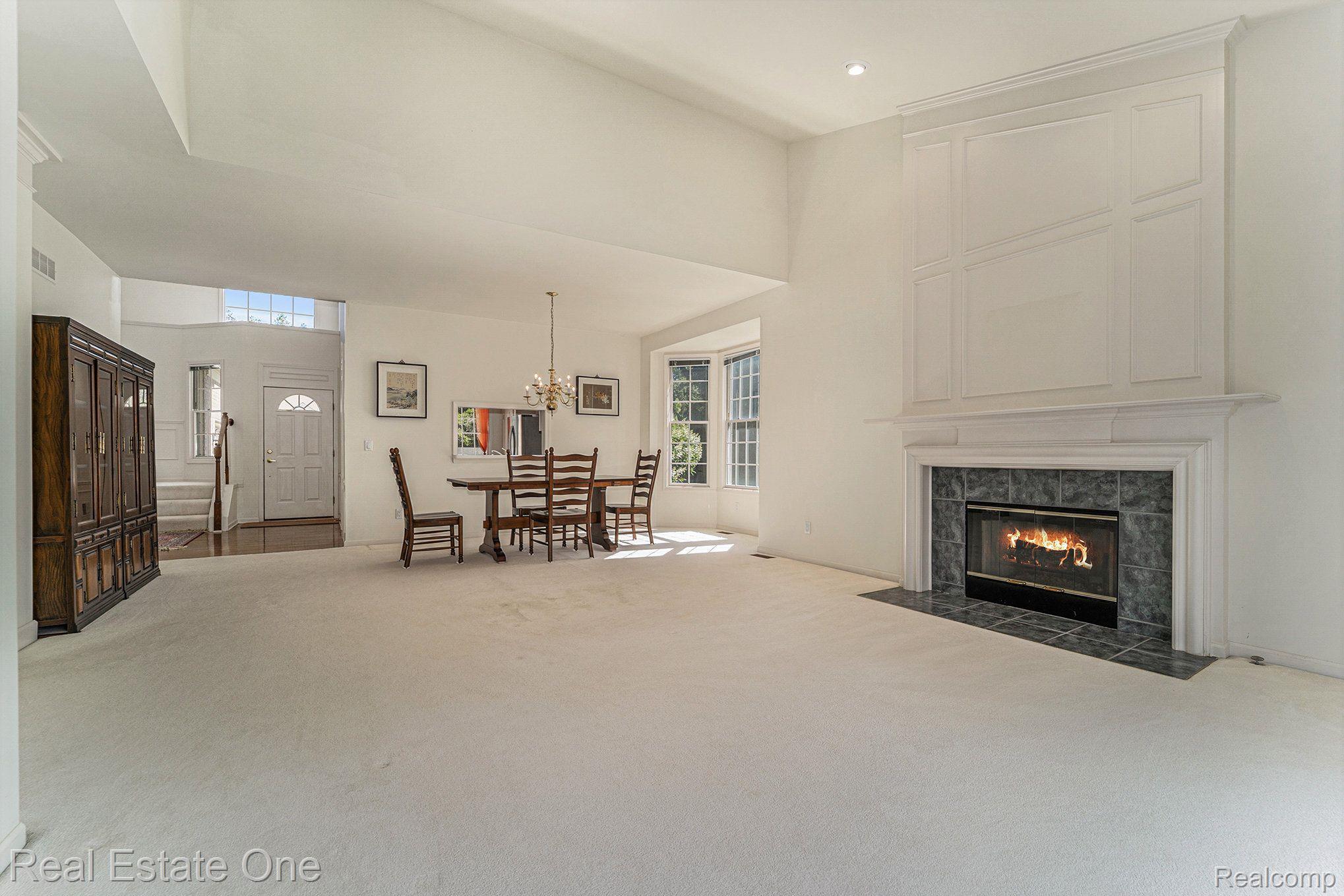 1689 Maple Creek Court Rochester, MI 48306 - Photo 7 of 25 FIRE PLACE!