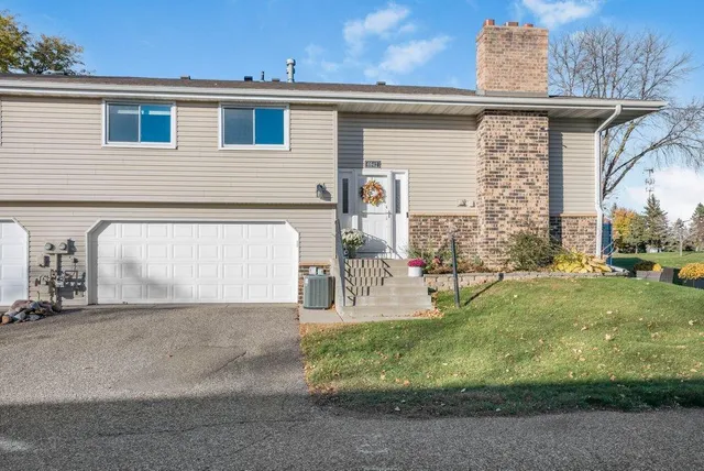 $274,900 | 6942 Ives Lane North, Maple Grove, MN 55369